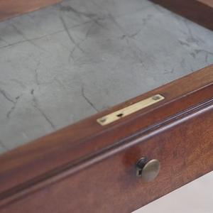 Mesa de Noche Redonda con Aspecto de Madera y Superficie con Aspecto de Piedra, un Cajón y Estante Abierto, Moderna, Color Marrón, Estilo Tambor Cilíndrico - Product Image 2