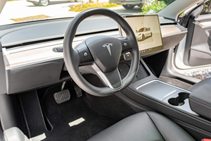 Tesla Model 3 Coupé Turbo d'occasion 2023, cuir, transmission intégrale, faible kilométrage, boîte automatique, conduite à gauche, essence, état impeccable - Product Image 4