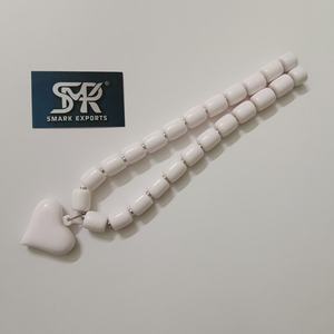 Nouveauté Collier en perles épaisses en résine blanche avec pendentif en forme de cœur et fermoir magnétique Accessoire élégant idéal - Product Image 3