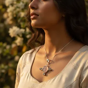 Pendentif Fleur en Argent 925 Art Palace avec Quartz Rose et Pierres Noires Serties, Bijou Romantique pour Femme, Idéal pour le Quotidien et les Cadeaux - Product Image 2
