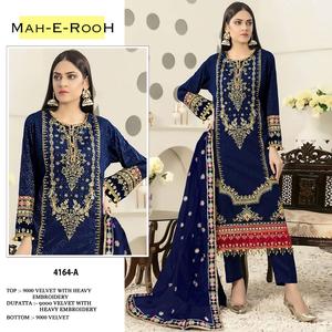 Costume Salwar en velours pour femme au look élégant fabriqué avec une séquence de broderie pour le mariage et l'utilisation fonctionnelle disponible à la vente - Product Image 1