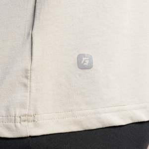Camiseta Deportiva Beige para Usar Todo el Día - Product Image 6