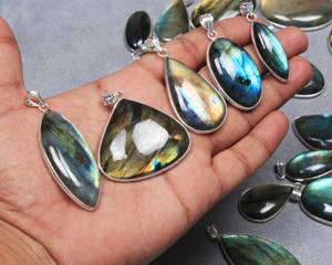 Labradorite de feu faite à la main multi taille pierres précieuses en laiton massif bijoux de mode pendentif cadeaux pendentifs Labradorite en gros - Product Image 2