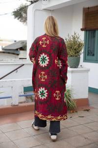 Veste d'hiver pour femme en coton tissé brodé, broderie Suzani, coupe classique, manteau rouge, style distinctif - Product Image 4