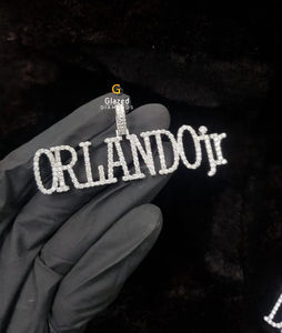 จี้ชื่อจริงตัวอักษรแบบคลาสสิกใหม่ที่ทำจาก10Kt สีขาวทองและเจียระไนแบบกลม VVS ชัดเจนห้องปฏิบัติการที่ปลูกด้วยเพชรสำหรับทุกเพศ - Product Image 3