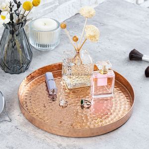 Bandeja moderna de doble tono de metal negro y dorado con diseño rectangular superior de vidrio y lado elevado Ideal para la decoración de la sala de estar - Product Image 6