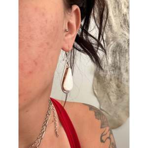 Boucles d'oreilles pendantes en opale (synthétique) et argent sterling, motif goutte d'eau, fabriquées à la main par des artisans Navajo - Product Image 2