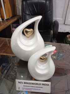 Urne larme en aluminium brun avec coeur doré pour les cendres de crémation Fournitures de cercueil funéraire faites à la main par Brassworld India - Product Image 6