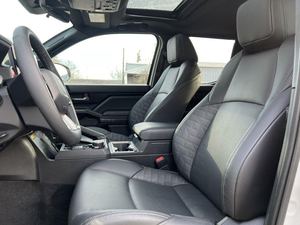 รถกระบะโตโยต้า ทาโคมา TRD สปอร์ต ปี 2025 สภาพดีเยี่ยม สีไอซ์แคป ขับเคลื่อนสี่ล้อ เกียร์ออโต้ ขาย - Product Image 2