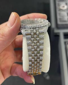 Montre entièrement glacée en or blanc Ice Out avec diamants naturels avec cadran lumineux et caractéristiques étanches disponibles à la vente - Product Image 4