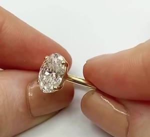 Anillo de compromiso solitario minimalista de diamante de corte ovalado de 10x8mm Plata de ley chapado en oro de 18 quilates Ajuste de cuatro puntas | Boda nupcial - Product Image 2