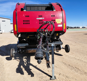 Presse à balles ronde Case IH RB465, mini-presse à balles de foin et de paille, machine compacte pour l'emballage de fourrage - Product Image 1