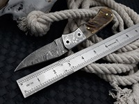 Couteau pliant à lame en acier damassé Design laser fait à la main avec manche en corne et gaine en cuir personnalisable pour EDC et la chasse