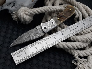 Damascus lưỡi thép gấp dao làm bằng tay Thiết kế laser với sừng xử lý và da vỏ bọc tùy chỉnh cho EDC & săn bắn - Product Image 5