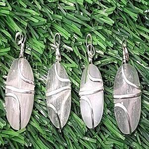 Cabochon de pierres précieuses en sélénite blanche naturelle de forme ovale en pierre semi-précieuse avec pendentifs en fil métallique - Product Image 1