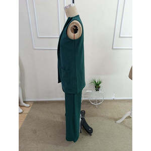 Ensemble deux pièces pour femme, veste sans manches à col ouvert et poches en crêpe chatoyant et pantalon, 36465 - Émeraude - Product Image 5