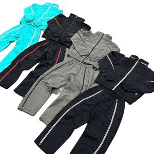 Vente en gros de survêtements en nylon personnalisable pour hommes et femmes, vêtements de sport légers et durables, tissu respirant pour le printemps - Product Image 1