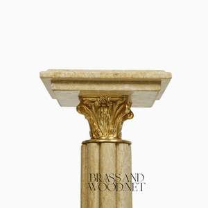 Piédestal classique en marbre beige crème avec colonne cannelée et encolure en laiton doré - Product Image 4