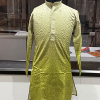 Kurta ethnique haut de gamme en coton brodé/gaufré pour homme, idéal pour les mariages et les fêtes – Fournisseur en gros personnalisé Inde