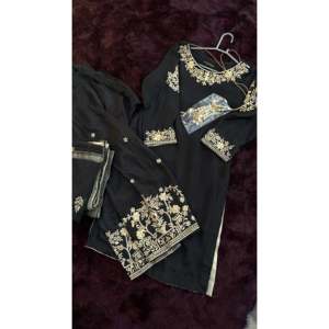 Elegante Shalwar Kameez de Chifón Negro para Mujer, Ropa Formal, Compra en Línea - Product Image 1