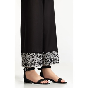Pantalon large brodé noir IUSTTR-42003 avec dentelle, en mousseline respirante, taille mi-haute - Product Image 2