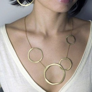 Collier en laiton plaqué or à superposition avec fermoir anti-emmêlement pour femme, style géométrique vintage - Product Image 1