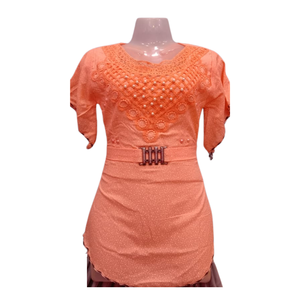 Haut à prix abordable avec motif uni au design unique, haut à manches courtes et col rond pour femmes en vente par les exportateurs - Product Image 1