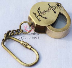 Porte-clés souvenir personnalisé fait main en forme de cœur nautique en laiton plaqué or de style vintage avec fonction de loupe - Product Image 4