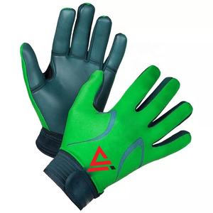 Guantes de fútbol gaélico GAA de látex alemán con correa de muñeca ajustable, ligeros, antideslizantes, elásticos y de diseño personalizado al por mayor - Product Image 1