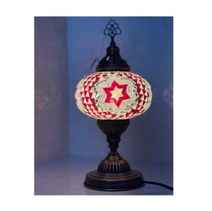 Lampe en mosaïque d'aluminium décorative pour un salon bohème, ambiance avec une lumière ambiante chaude - Product Image 2