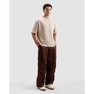 Camiseta Esencial Color Taupe, 100% Algodón, 300g, Estilo Jersey, Lavado Ácido, Diseño Sólido con Características Transpirables - Product Image 4