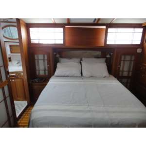 Barco deportivo fluvial de aluminio y fibra de vidrio Sabre 48 Salon Express 2018 para patrullaje, pesca y transporte, con soldadura de alta calidad. - Product Image 5