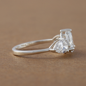 Bague de fiançailles personnalisée à trois pierres avec diamants de laboratoire taillés en poire, bague cadeau d'anniversaire en argent sterling certifiée IGI - Product Image 3