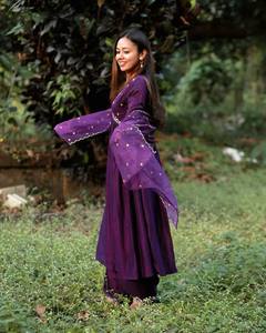 Hermosa colección Kurti-Palazzo de color púrpura, telas de seda Chinon con bordado de secuencia, trabajo para mujer - Product Image 3