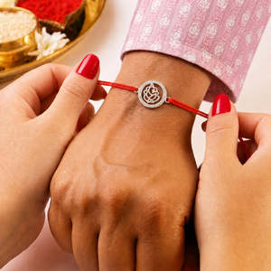 Ensemble cadeau Rakhi tendance en laiton et silicone argenté, motif ethnique religieux, avec Roli Chawal - Product Image 2