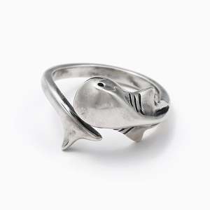 แหวนรูปฉลามเงินแท้ชุบโรเดียมสไตล์วินเทจจาก Jeulia - Product Image 1