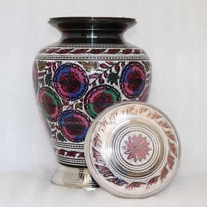 Urna de cremación de latón de mejor grado Patrón grabado hecho a mano para cenizas humanas Suministros de urna funeraria de metal de la India - Product Image 6