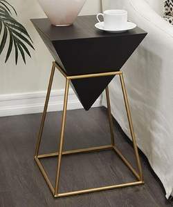 Table d'appoint élégante en métal avec plateau en bois conçue pour compléter les intérieurs modernes du salon et de la salle à manger - Product Image 6