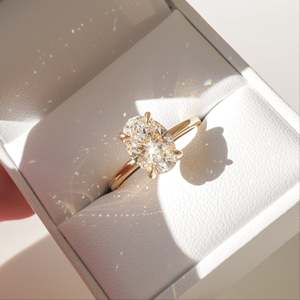 Anillo de Oro Puro de 14K con Diamante Suelto de Corte Ovalado de 1.0-3.0 Quilates con Engaste de Halo Oculto, Anillo de Compromiso y Boda - Product Image 1