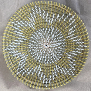 Assiette suspendue décorative en jonc de mer du Vietnam, assiette de panier faite à la main naturelle, décoration murale rustique pour le style de maison moderne - Product Image 1