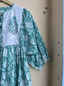 Vestido Midi con motivo Floral, minivestido de algodón 100%, estampado de bloque largo, cuello profundo, decoración de borlas, técnica bordada, cuerda más cerca - Product Image 3