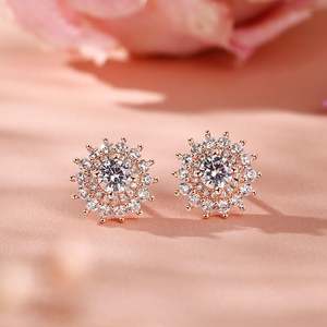 Boucles d'oreilles clous Jeulia Vintage Double Halo avec diamants ronds en or 14 carats - Product Image 4