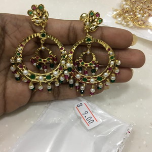 Pendientes de Novia Tradicionales en Tono Dorado con Piedras Multicolores, Detalles de Perlas y Trabajo Intrincado |   Joyería de Boda de Lujo Personalizada - Product Image 1