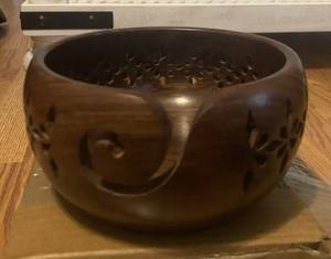 Cuenco de hilo de palisandro hecho a mano con tallas florales para tejer y ganchillo, organizador portátil de hilo de madera para enredos - Product Image 2