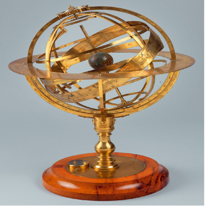 Una pequeña y elegante esfera armilar de oro con un globo de mármol azul y un encantador remate de flecha, perfecto para un escritorio - Product Image 4