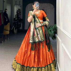 ผ้าไหมแจ็คการ์ดแบบดั้งเดิมที่มีคุณภาพสูง lehenga choli กับ dupatta เย็บด้วยไหวพริบสามารถรองรับได้ถึง42สำหรับงานปาร์ตี้ - Product Image 1