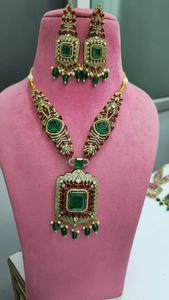 ชุดสร้อยคอโพลกีคุณภาพพรีเมียมแบบดั้งเดิมของอินเดีย เหมาะสำหรับงานปาร์ตี้ งานแต่งงาน มีหลายสีให้เลือก - Product Image 6