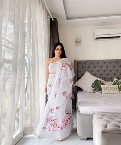 Sofisticado Sari de lino más elegido mejorado con el trabajo tradicional de Dori y exquisitos adornos de perlas para una mayor elegancia - Product Image 1