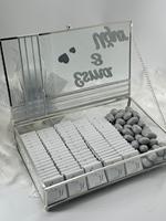 Faveurs de mariage personnalisées en chocolat avec boîte en acrylique et étiquettes argentées pour les invités