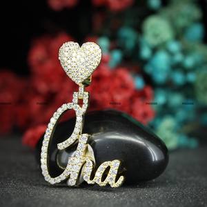 Colgante Personalizado con Nombre en Oro Amarillo Simple, con Diamante Moissanita de Corte Redondo, para Bodas, para Hombre y Mujer, por Phoenix Enterprise - Product Image 5